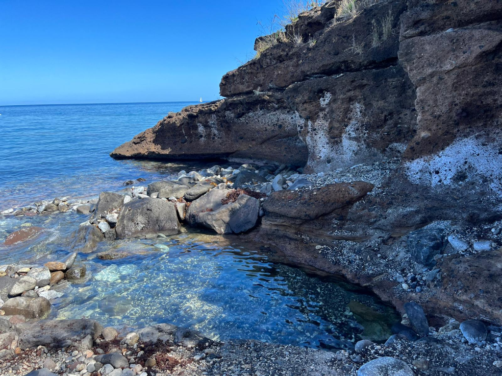 L'eau claire du bassin de Thomas, entre les rochers volcaniques et la mer