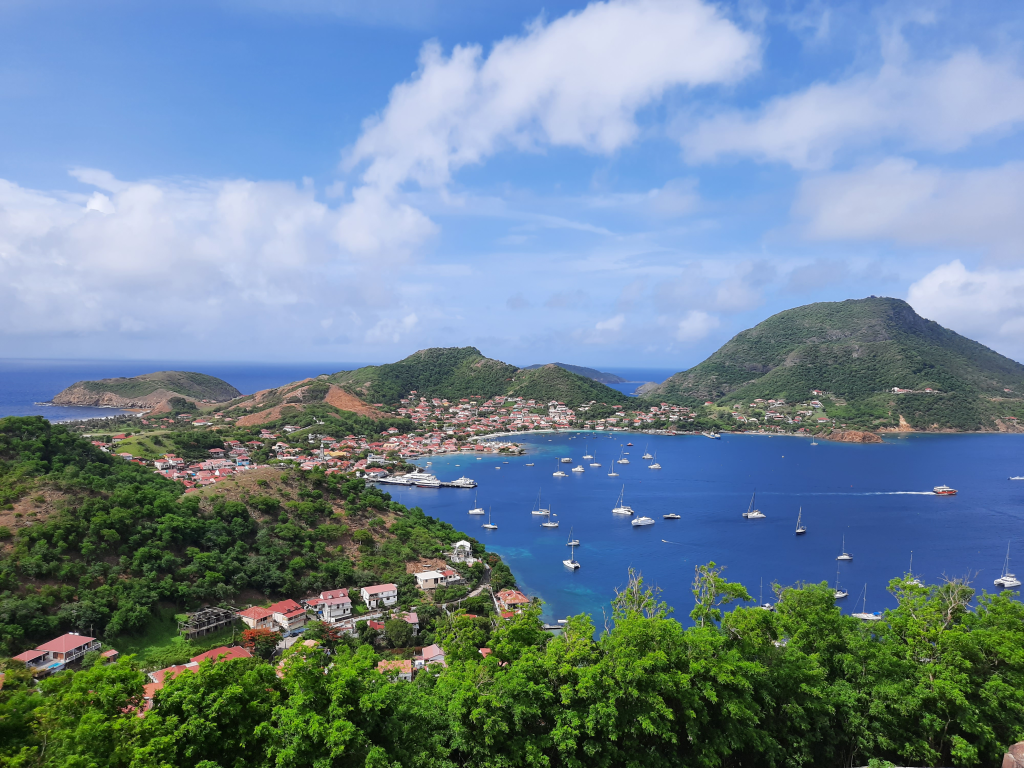 Baie des Saintes, bourg de Terre-de-Haut et voiliers vus depuis les hauteurs