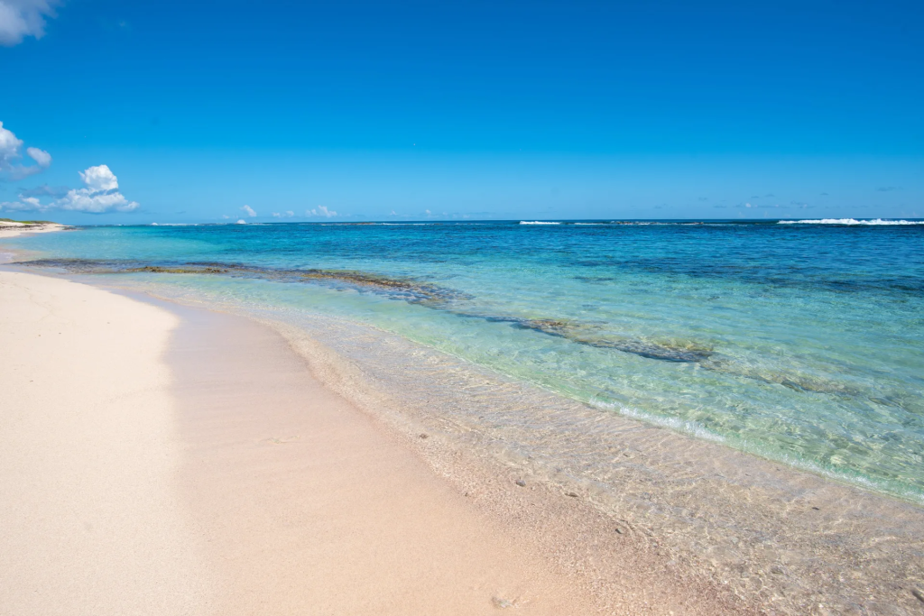Le sable blanc et le lagon de la plage des Raisins Clairs, à Saint-François