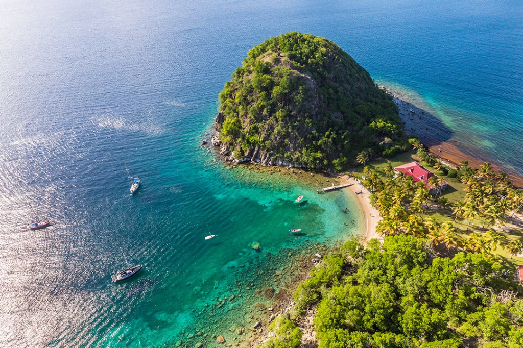 Presqu'île du Pain de Sucre vue du ciel, avec sa petite plage et ses eaux turquoise