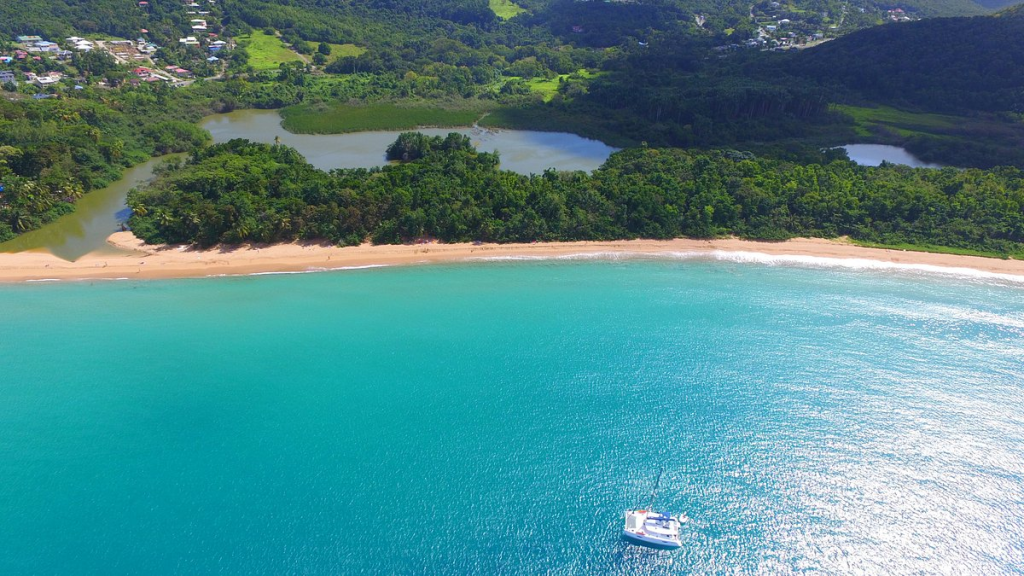 Grande Anse vue du ciel, avec l'étang derrière la plage