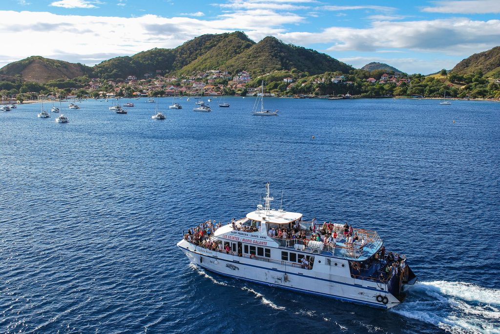 La navette arrive dans la baie de Terre-de-Haut, aux Saintes