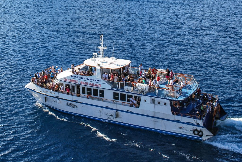 Un ferry à passagers entre les îles de l'archipel guadeloupéen