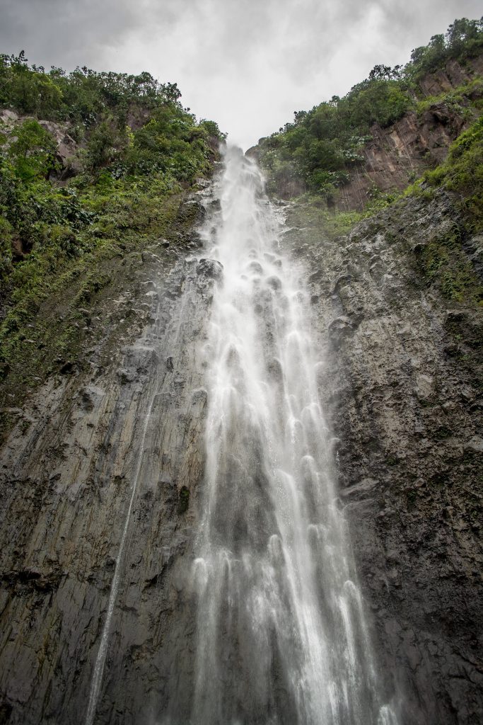 Deuxième chute du Carbet vue d'en bas, l'eau dévalant une paroi de roche sombre