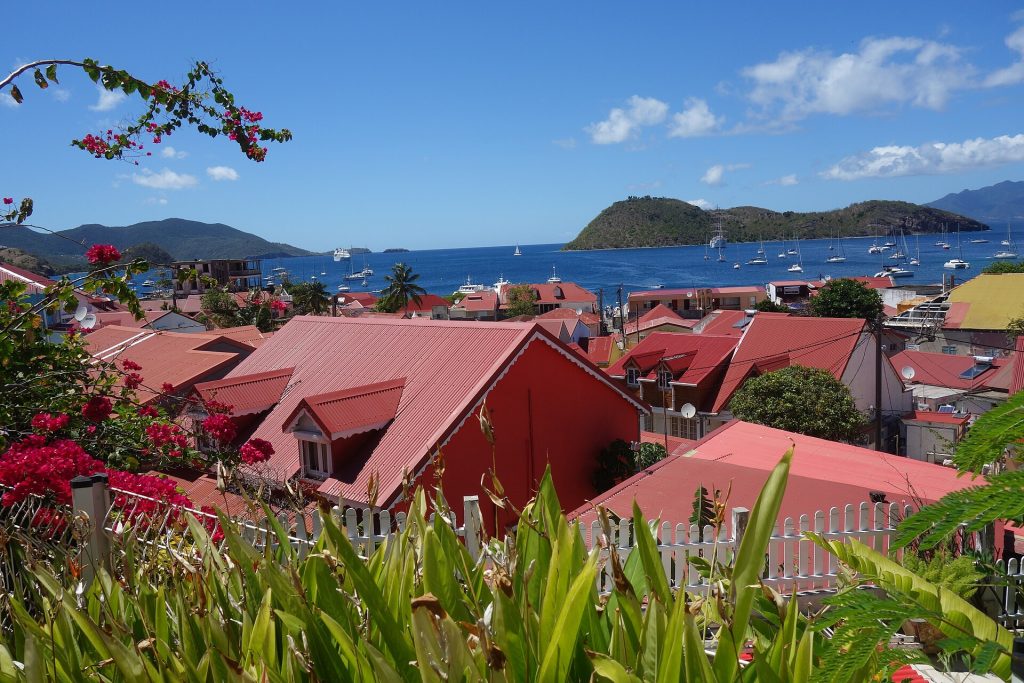 Les toits rouges du bourg de Terre-de-Haut et la baie des Saintes