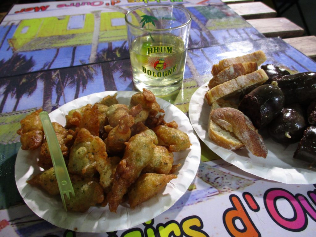 Accras, boudin créole et ti-punch servis à l'apéritif