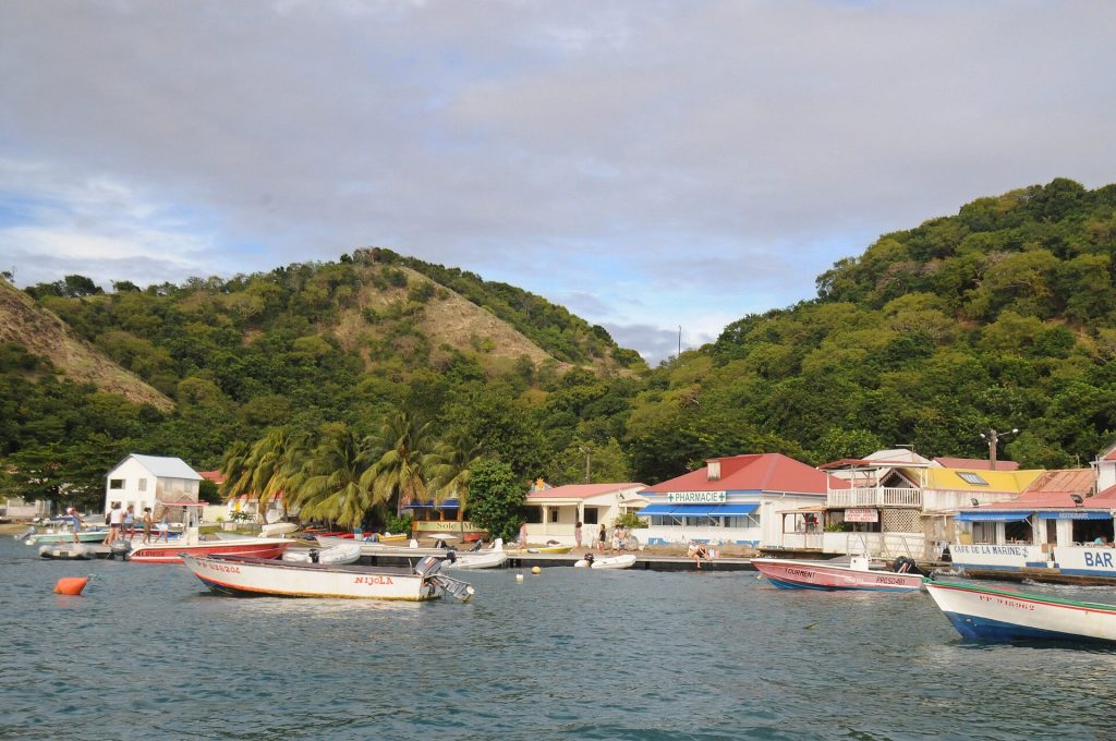 Front de mer de Terre-de-Haut et barques de pêche dans l'anse du Bourg