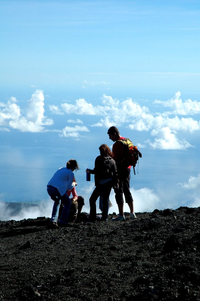Randonneurs au-dessus des nuages au Piton de la Fournaise, à La Réunion