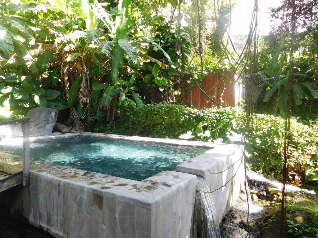 Bassin des bains de Dolé à Gourbeyre, où la baignade est interdite par l’ARS