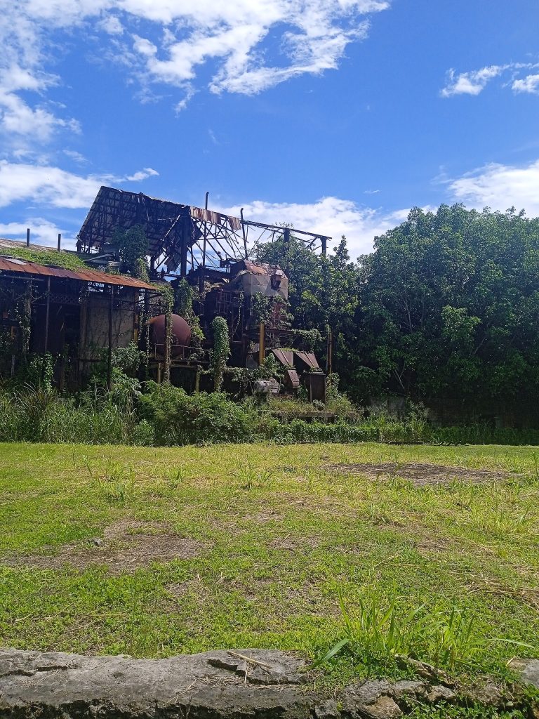 Vestiges rouillés de l'ancienne usine sucrière de Beauport à Port-Louis