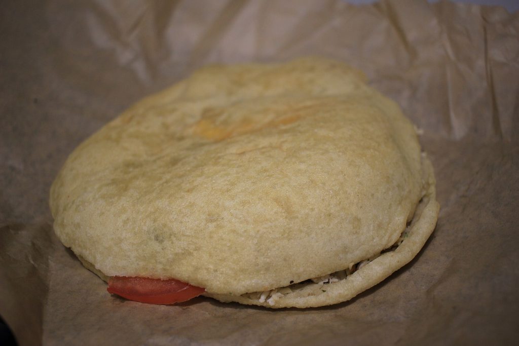 Un bokit doré, pain frit gonflé typique de la Guadeloupe