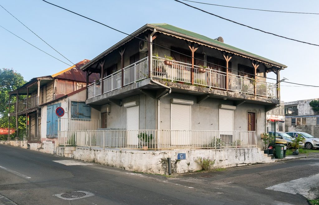 Maison créole à galerie en bois rue de La Rose, dans le bourg de Lamentin