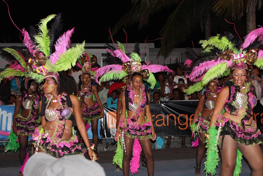 Danseuses en costumes à plumes au défilé du carnaval de Saint-François