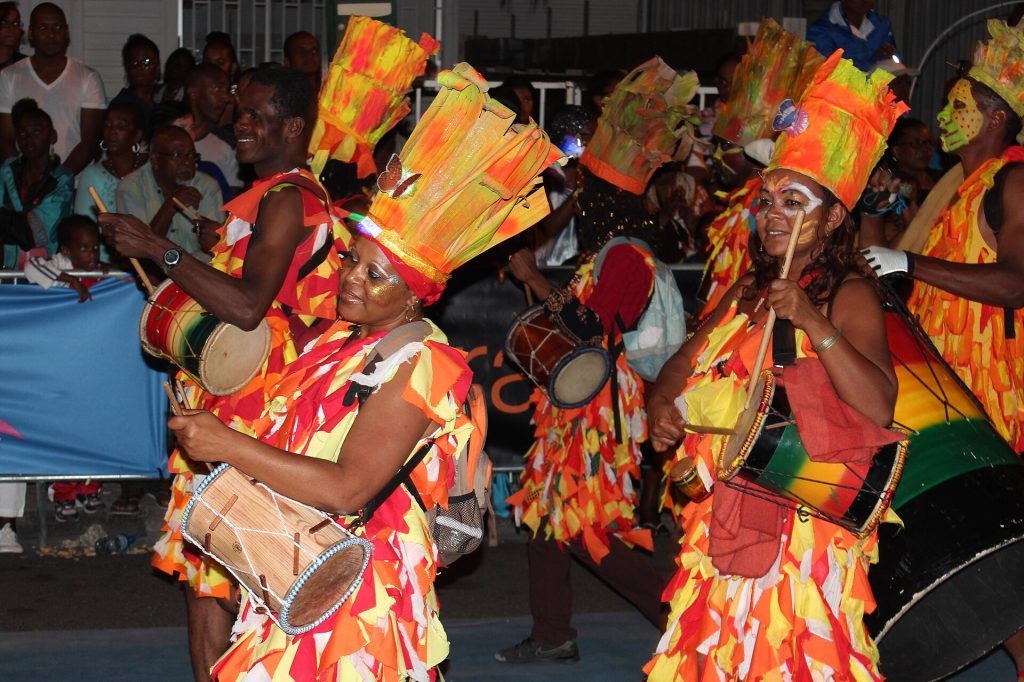 Un groupe à peau au défilé du carnaval de Saint-François