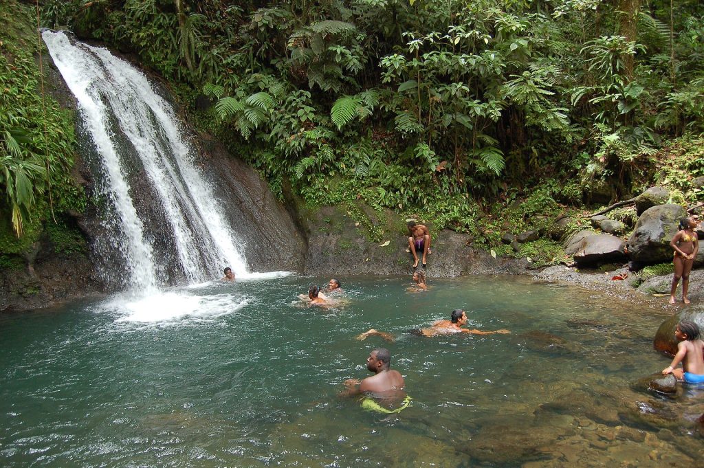 Baigneurs dans le bassin de la cascade aux Écrevisses, sur la route de la Traversée