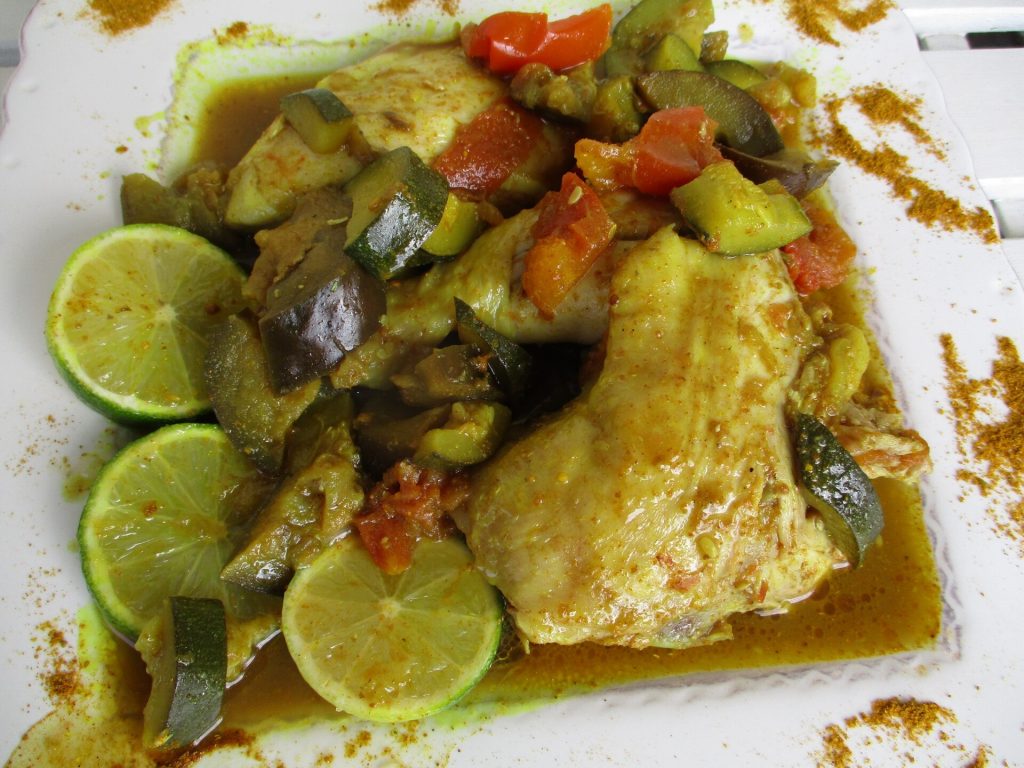 Un colombo de poulet aux légumes et citron vert