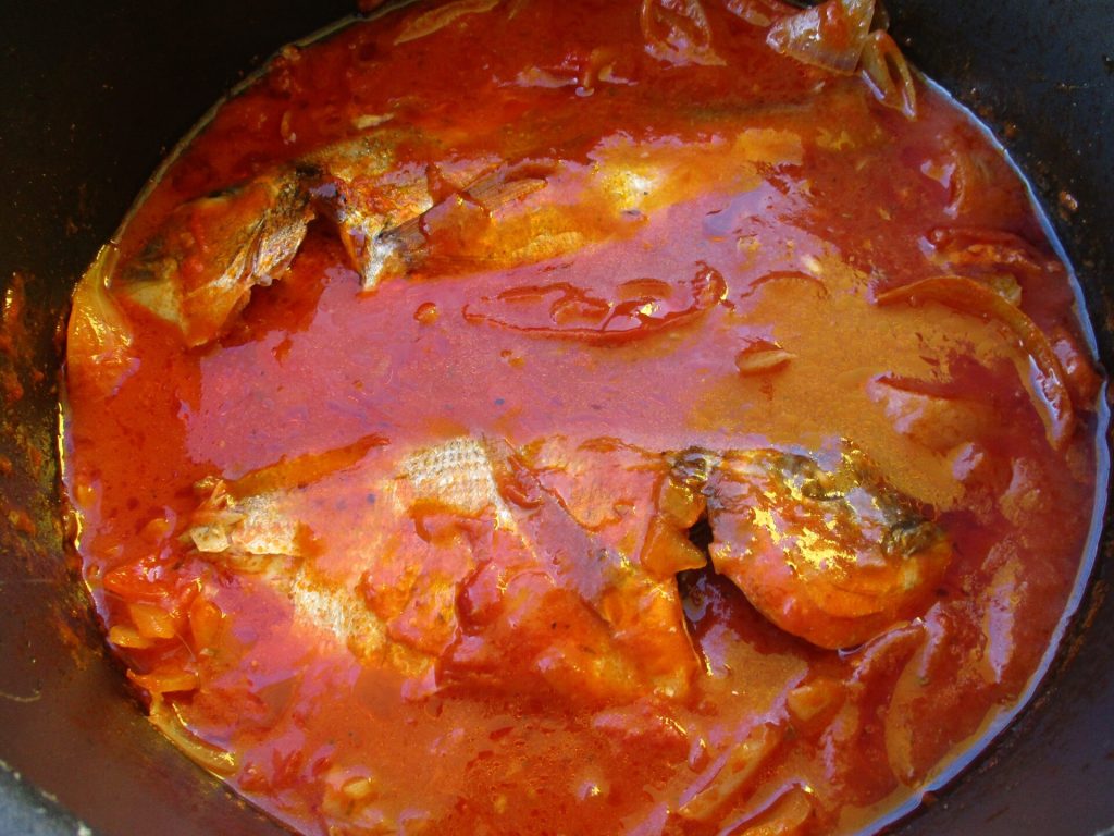 Un court-bouillon de poisson à la créole dans sa sauce tomatée