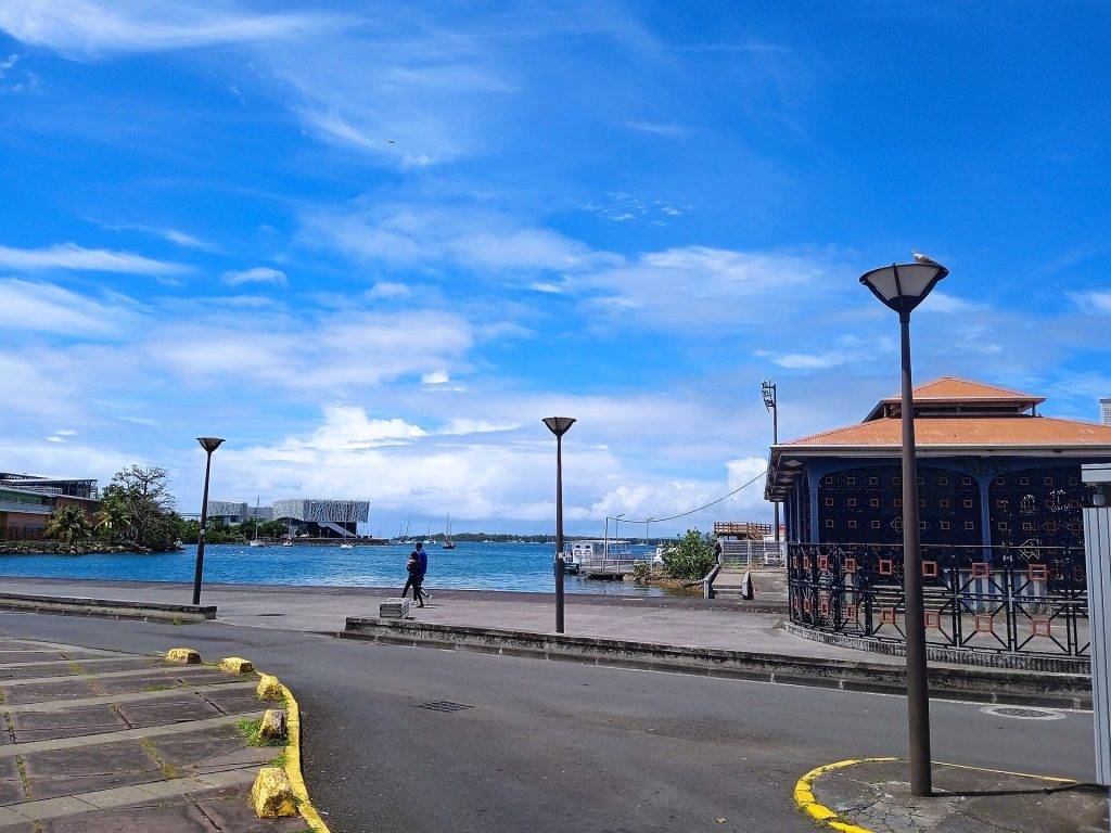 Front de mer de la darse de Pointe-à-Pitre et halle du marché aux poissons