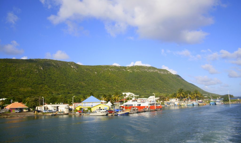 Port et front de mer de Beauséjour, bourg de La Désirade, au pied du plateau