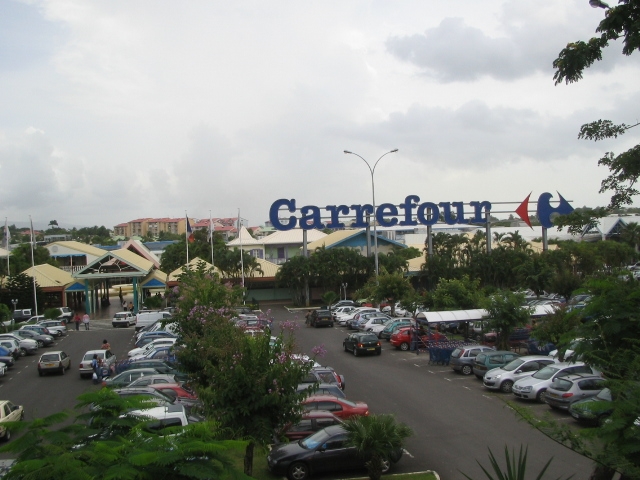 Parking et enseigne Carrefour du centre commercial Destreland à Baie-Mahault