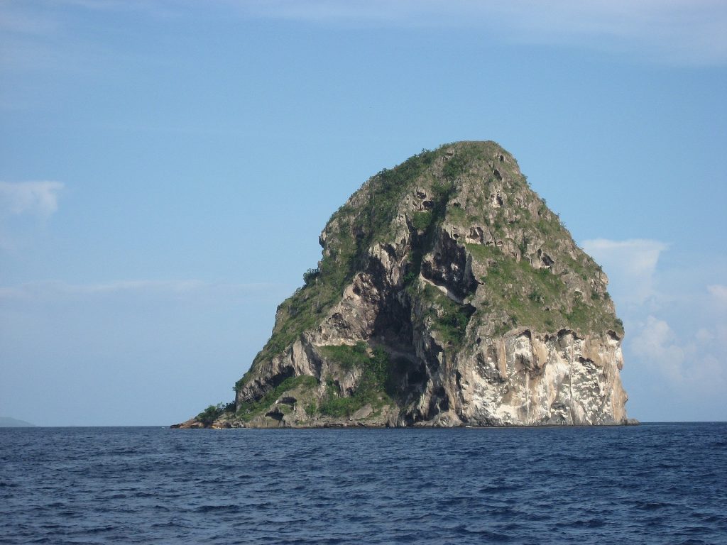 Le rocher du Diamant au large de la Martinique