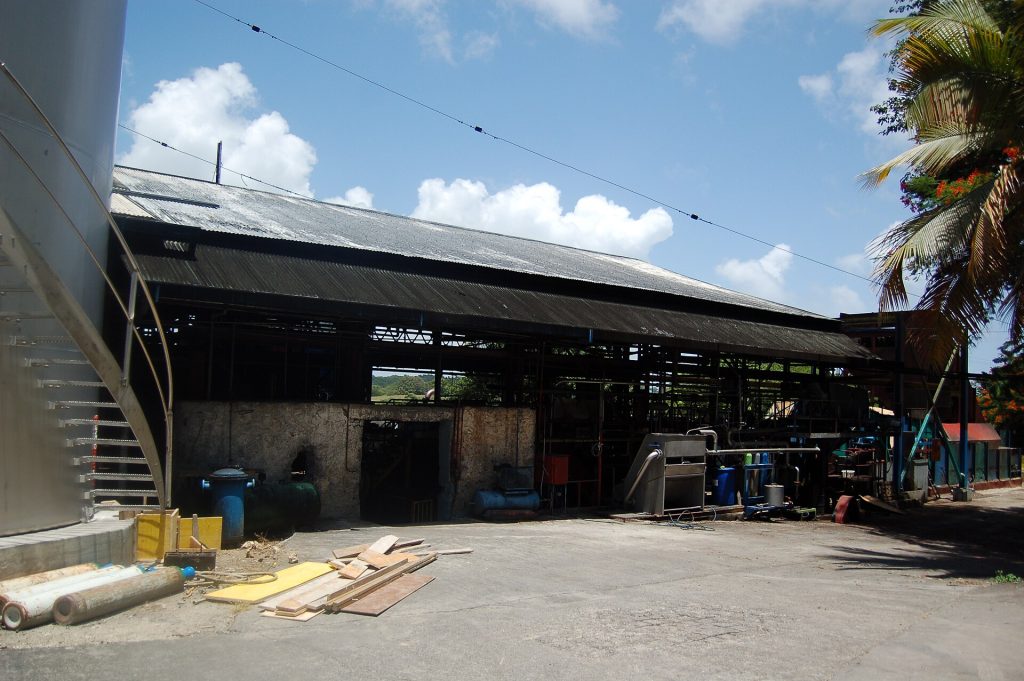 Le hangar de la distillerie Damoiseau, au Moule, où l'on produit du rhum agricole