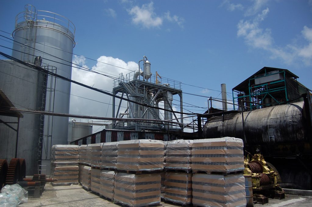 Les colonnes et les cuves de la distillerie Damoiseau, au Moule