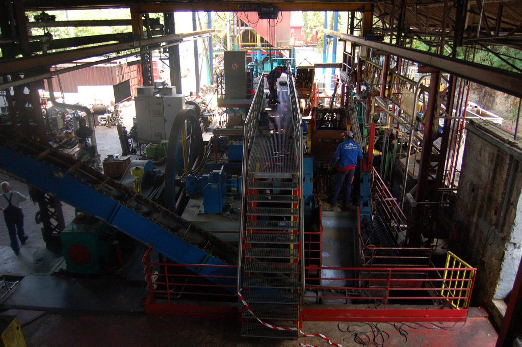 L'intérieur de la distillerie Damoiseau, entre broyage et distillation