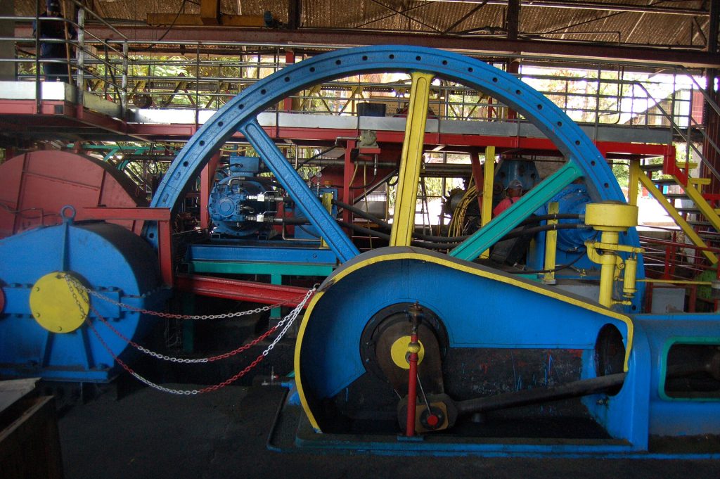 Le moulin à canne et sa grande roue dans la distillerie Damoiseau
