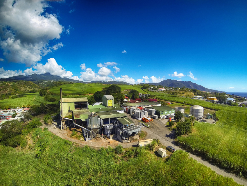 La distillerie Bologne au milieu des champs de canne, au pied de la Soufrière, à Basse-Terre