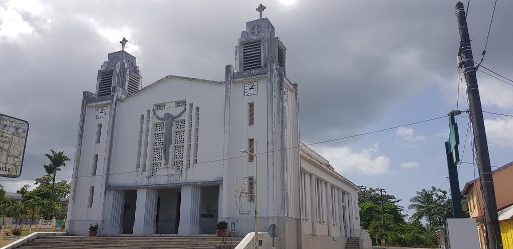 Église de la Sainte-Trinité de Lamentin, façade Art déco d'Ali Tur et ses deux clochers