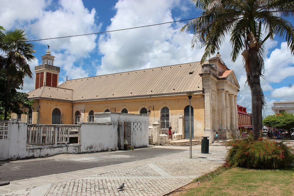 Église Saint-Jean-Baptiste du Moule vue de côté, avec son clocher et sa nef aux murs ocre