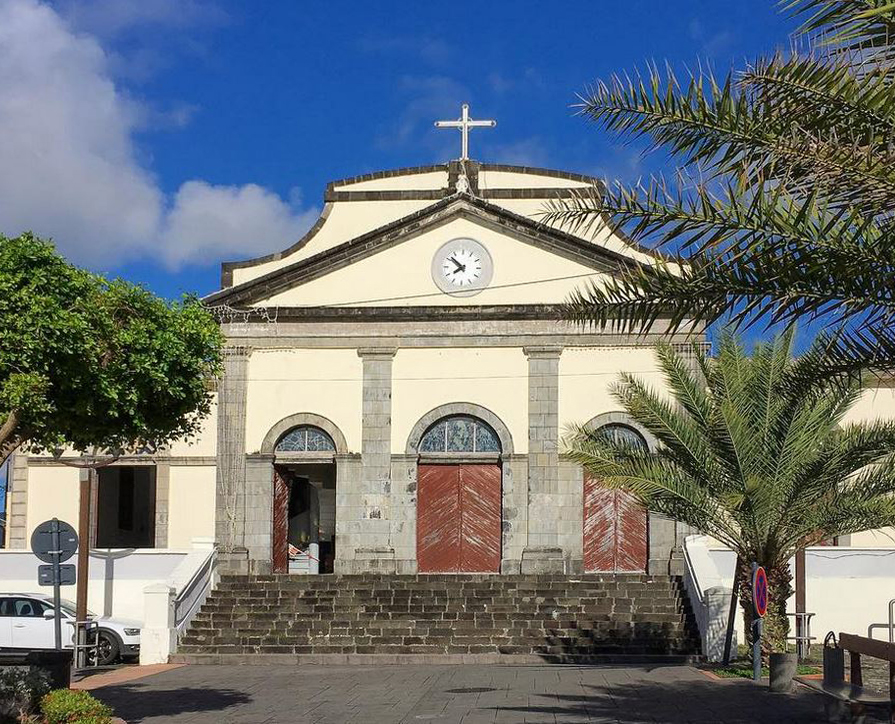 Église Saint-Hyacinthe de Capesterre-Belle-Eau, façade claire à horloge et escalier