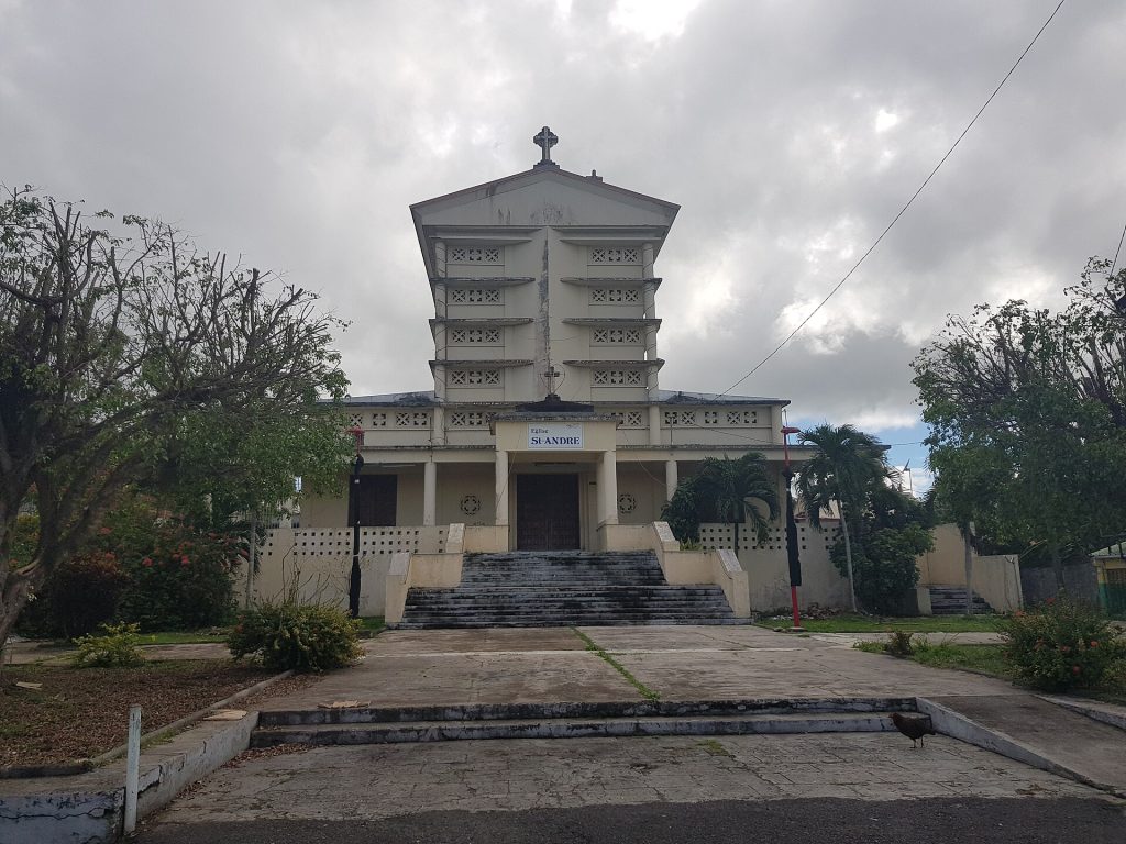 Église Saint-André de Morne-à-l'Eau et son clocher en béton à étages, au bout de son parvis