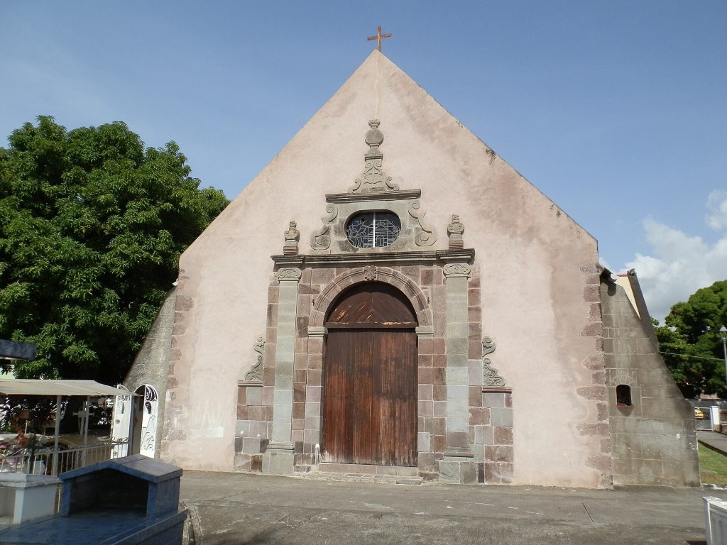 Façade de l'église Saint-Joseph de Vieux-Habitants, porte en bois et fronton sculpté
