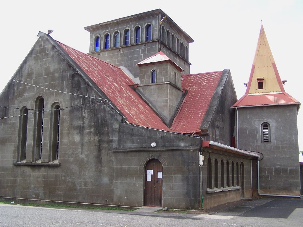 Église Saint-Joseph de Vieux-Habitants, murs en pierre grise, toits rouges et clocher