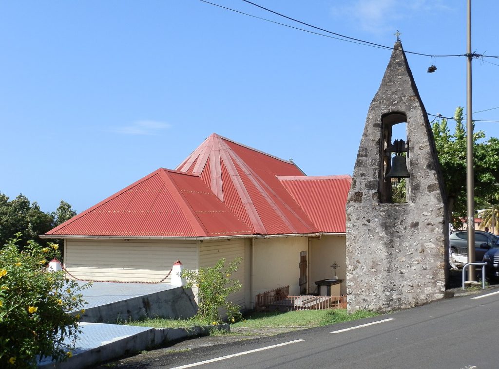 Église de Vieux-Fort et son clocher-mur en pierre, dans le bourg