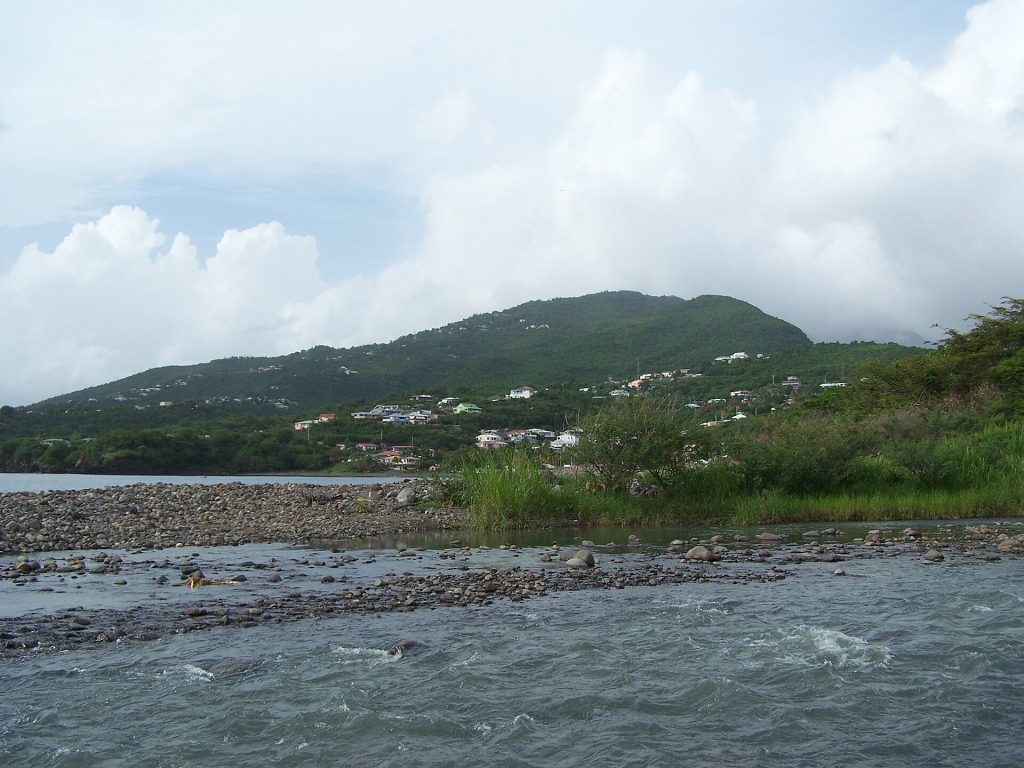 L'embouchure de la Grande Rivière sur la plage de galets du bourg de Vieux-Habitants