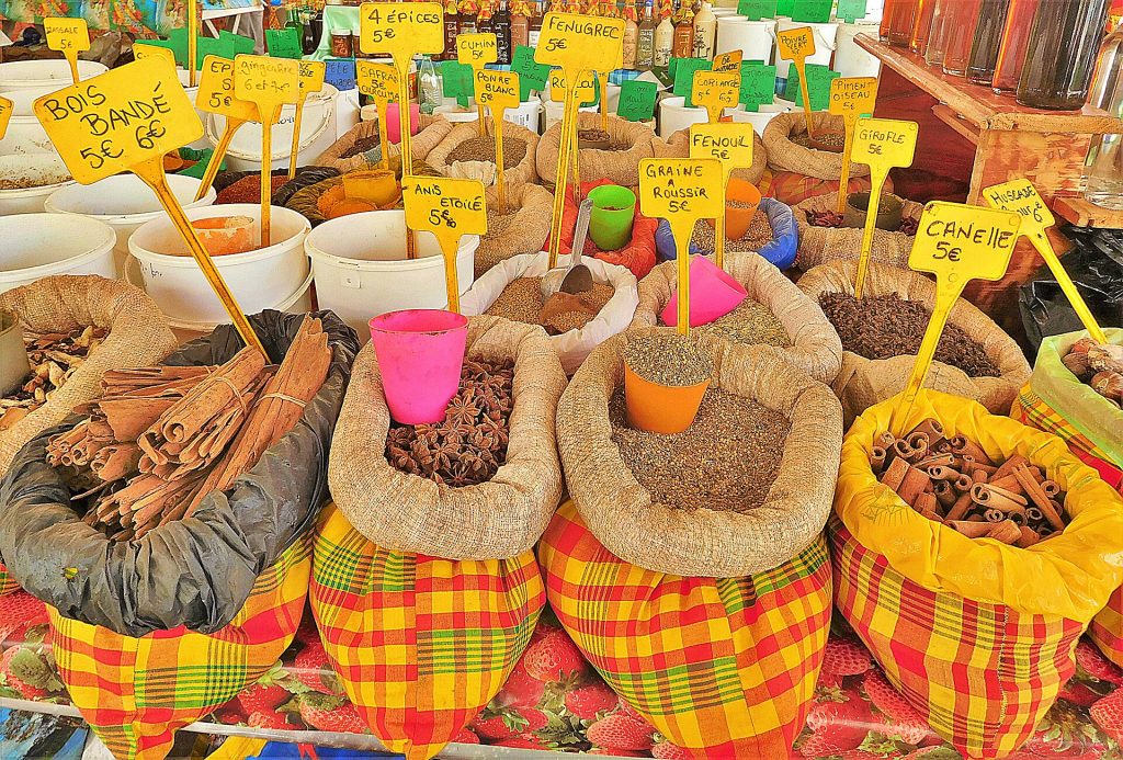 Épices en vrac dans des sacs en madras au marché central de Pointe-à-Pitre