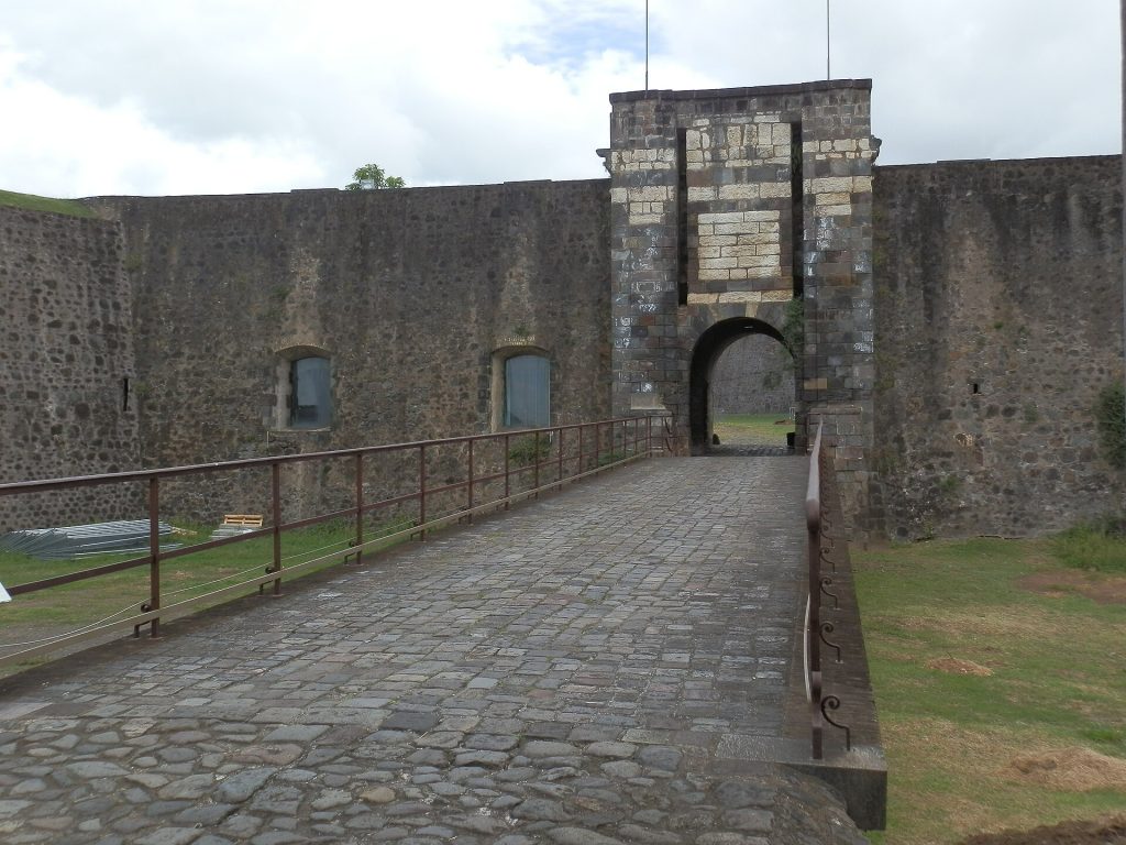 Le porche d'entrée du fort Delgrès, à Basse-Terre