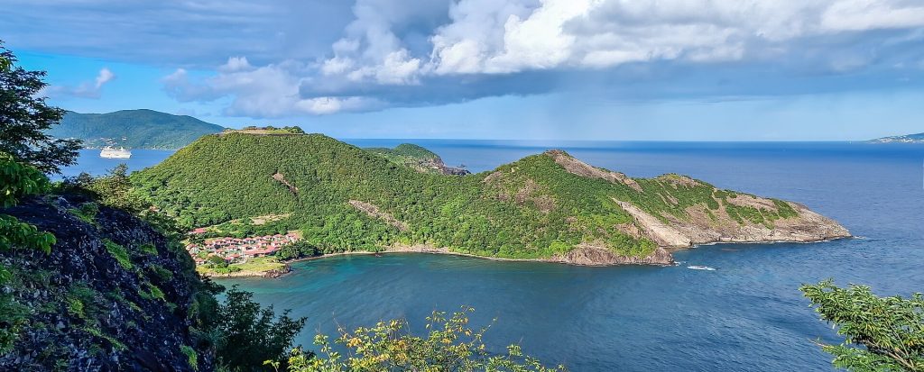 Morne du Fort Napoléon et pointe à l'Eau au-dessus de la baie des Saintes, Terre-de-Haut