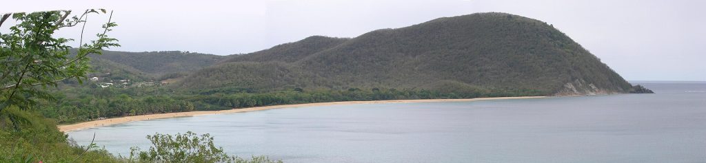 Panorama de la baie de Grande Anse à Deshaies, au nord de la Basse-Terre