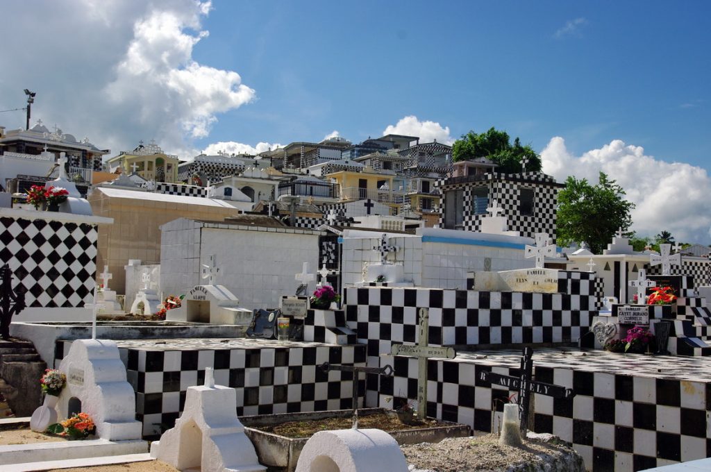 Les tombes en damier noir et blanc du cimetière de Morne-à-l'Eau