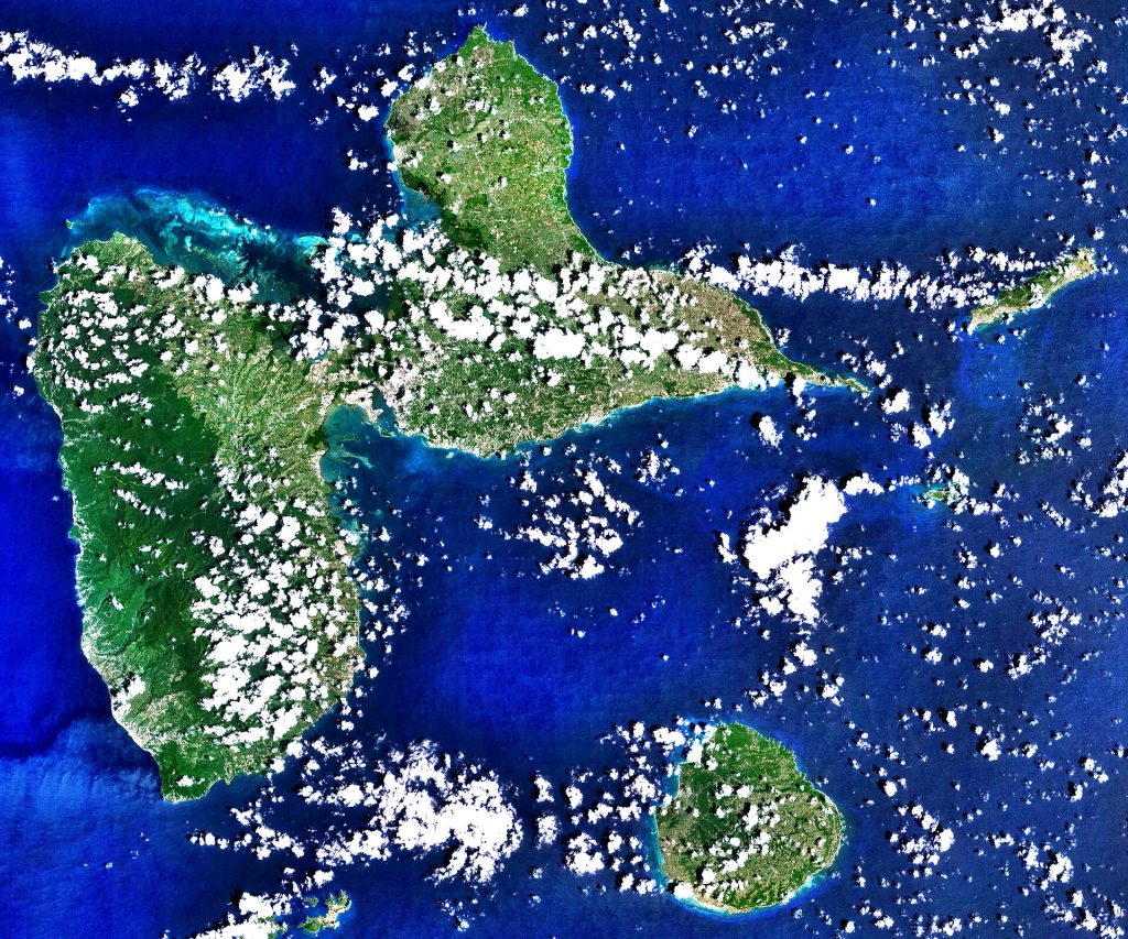 L'archipel de la Guadeloupe vu par satellite : Basse-Terre, Grande-Terre, Marie-Galante, Les Saintes et La Désirade