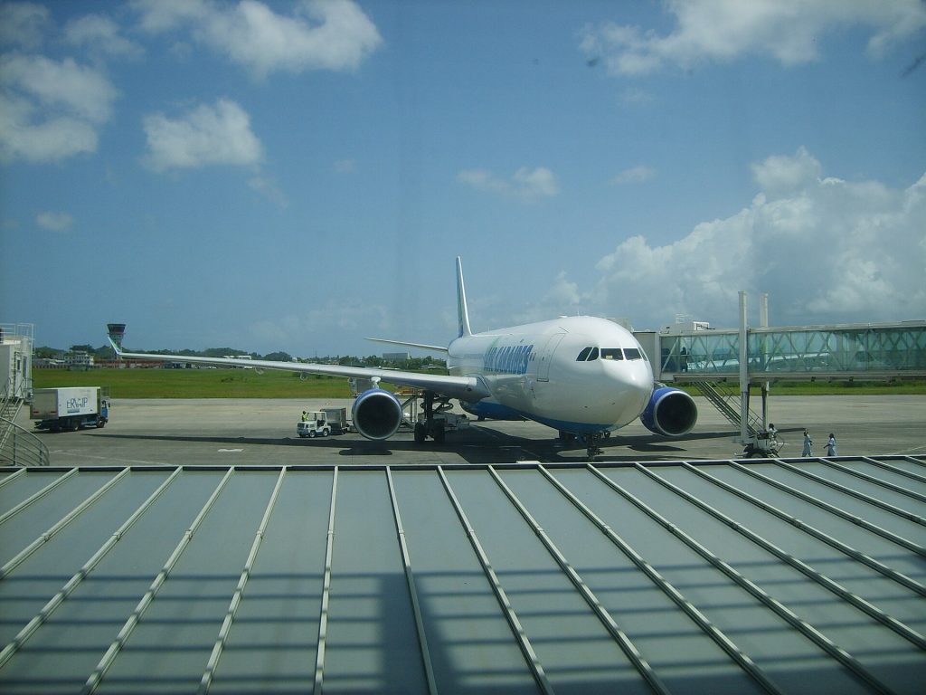 Un avion d'Air Caraïbes au contact de l'aérogare Pôle Caraïbes, à l'aéroport de Pointe-à-Pitre