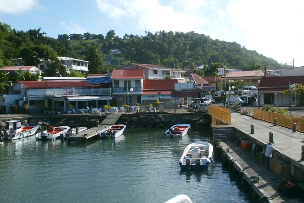 Petit port de Trois-Rivières avec ses pontons, ses barques et ses maisons sur la colline