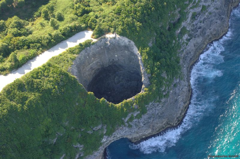 Vue aérienne du gouffre de Gueule Grand Gouffre au bord des falaises de Saint-Louis