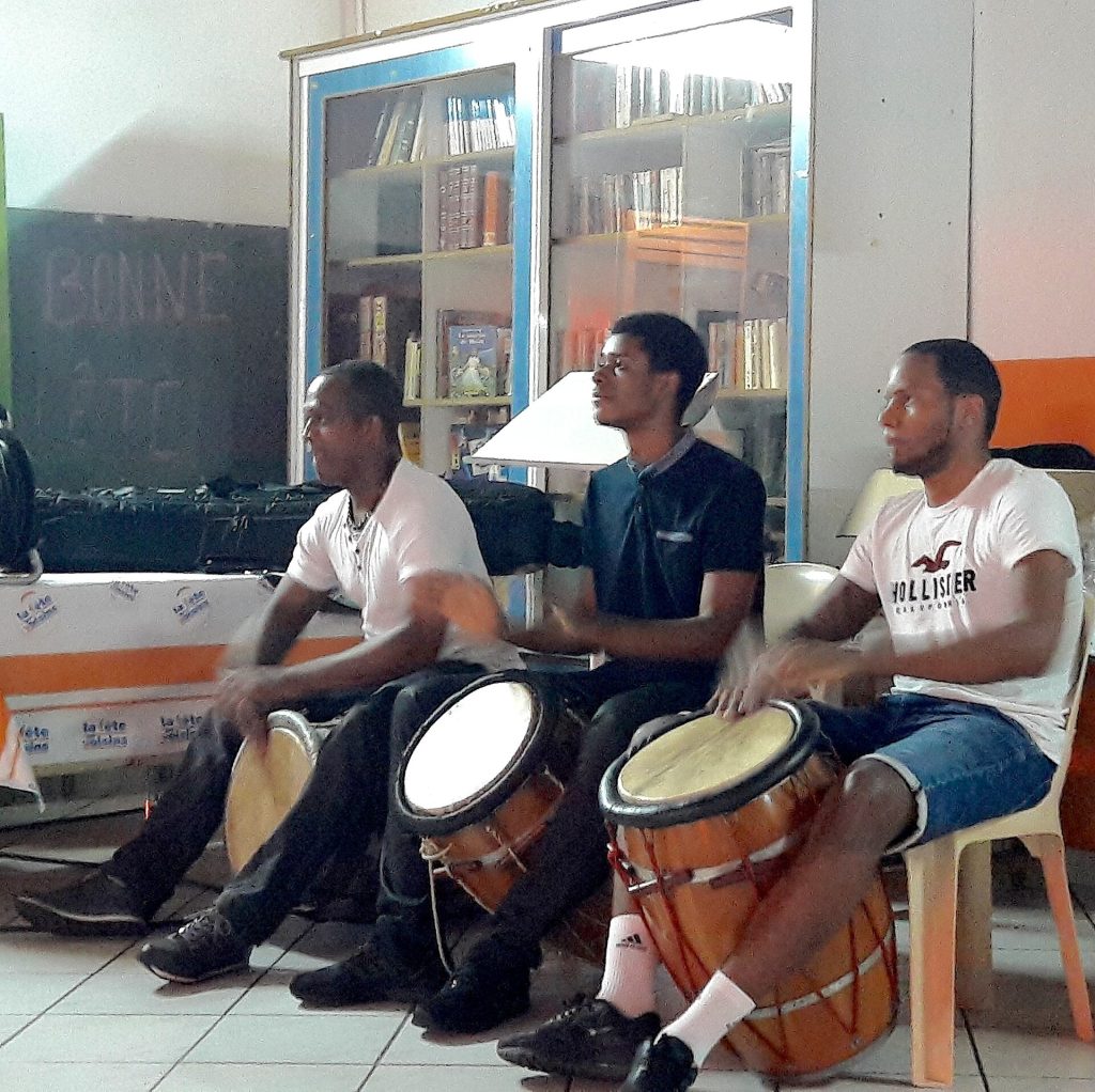 Des tambours ka lors d'une soirée gwoka au Gosier