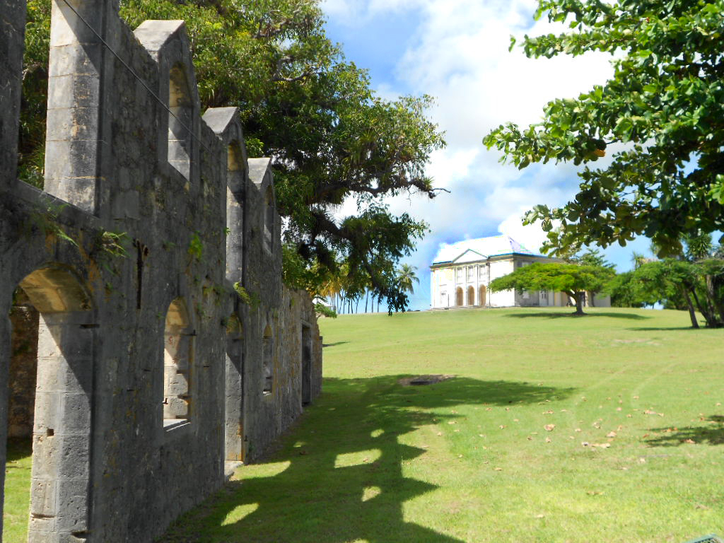 Les ruines de la sucrerie et la maison de maître de l'habitation Murat, à Marie-Galante