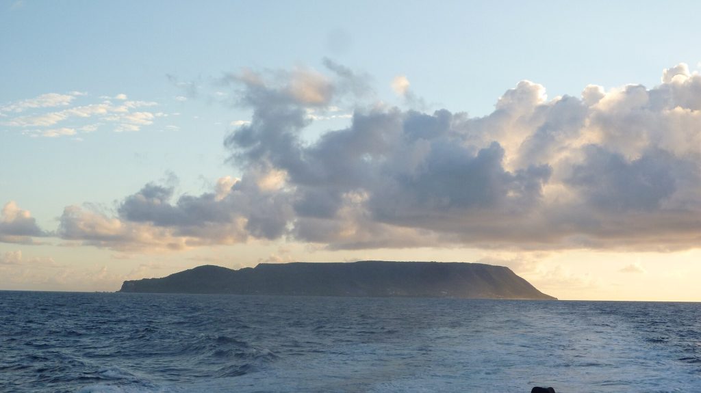 La silhouette de La Désirade au large de la Grande-Terre